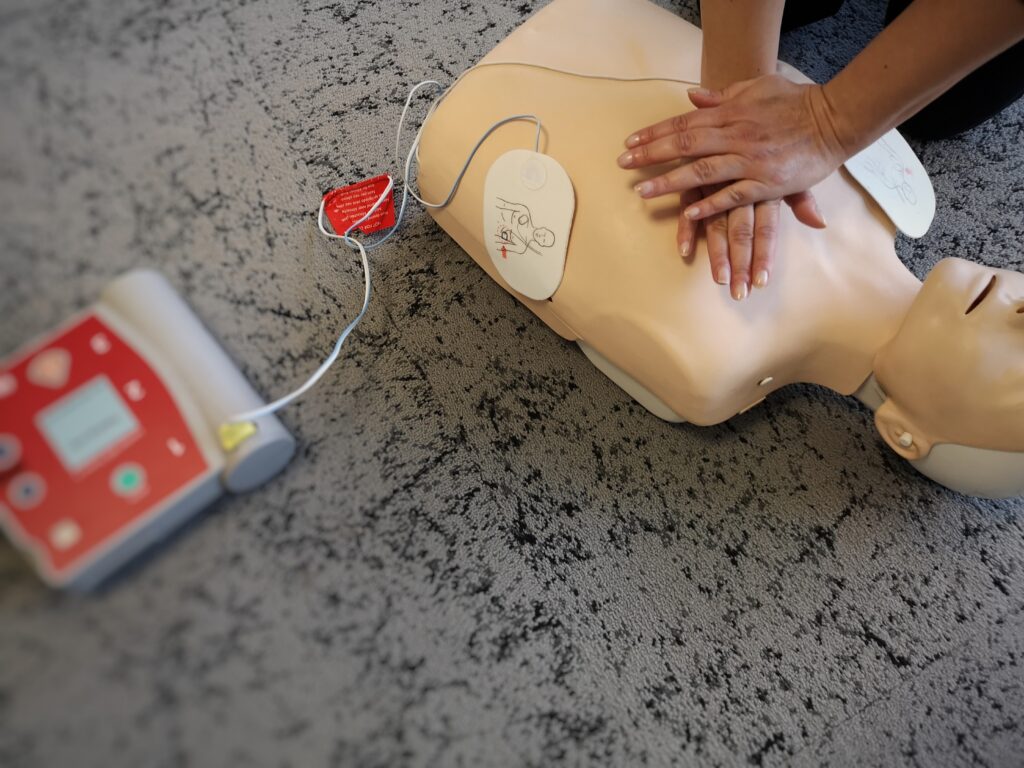 secourisme - défibrilateur et massage cardiaque